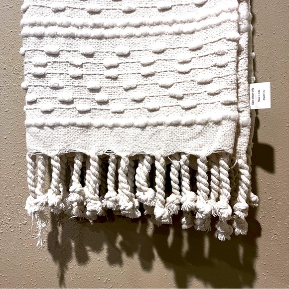 BNWT Decorative Throw by Magaschoni 50” x 60” - Picture 5 of 6